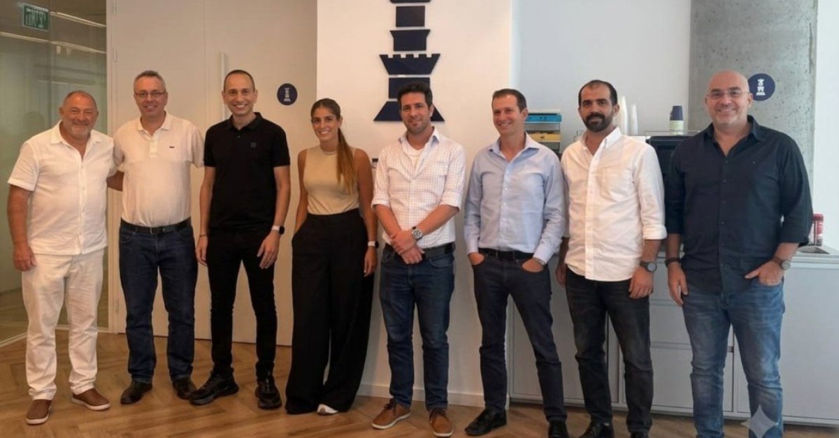 אירוע חתימת העסקה. משמאל - יוסי פרשקובסקי וארז מגדלי (באדיבות מגדל)